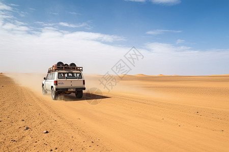 沙漠里的吉普车图片