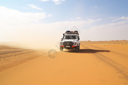 沙漠里的越野车图片
