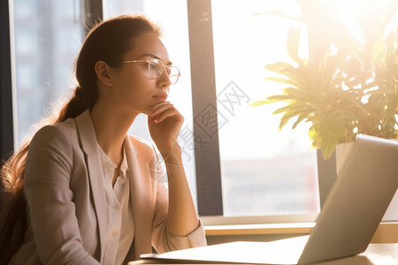 独立思考的女性商人图片