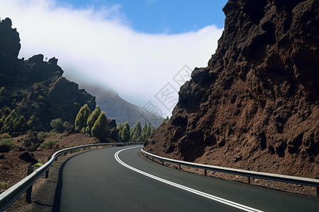 山坡间的道路图片