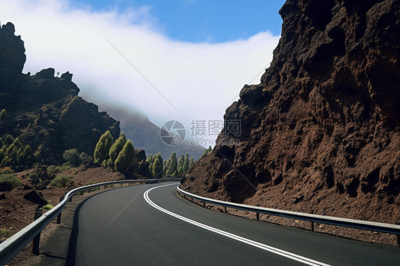 山坡间的道路图片