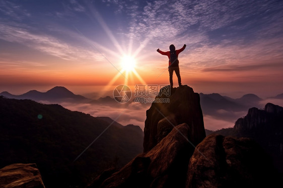 清晨山间的登山者图片