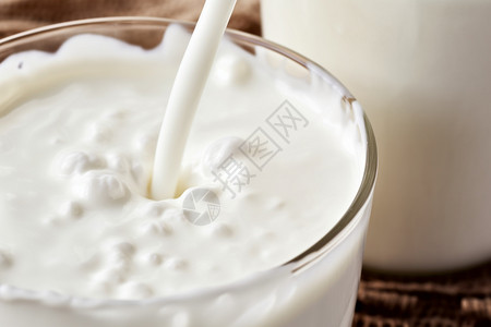 好喝新鲜的牛奶高清图片