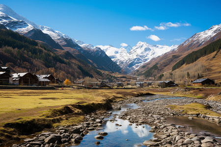 高山河流小溪穿过的小镇背景