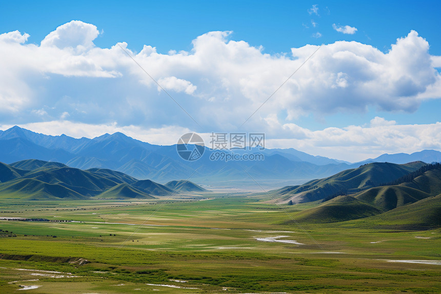 风景秀美的草原和山脉图片