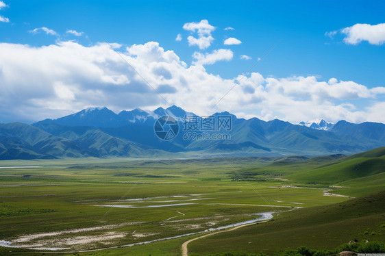 晴朗的草原和山脉图片