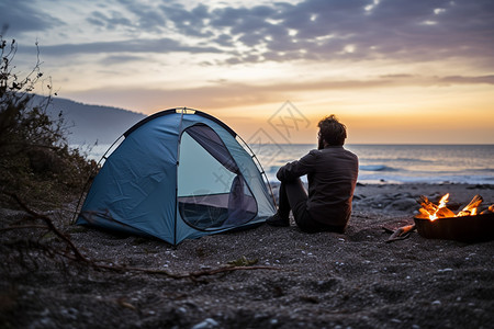 海边孤独的露营图片