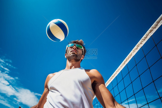 玩沙滩排球运动的男人图片
