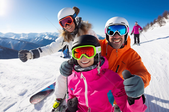 快乐滑雪的一家人图片