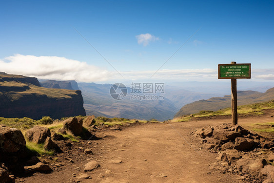 崎岖山路的自然景观图片