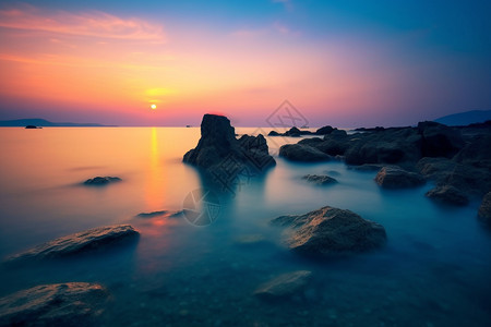 黄昏美丽海边的岩石图片