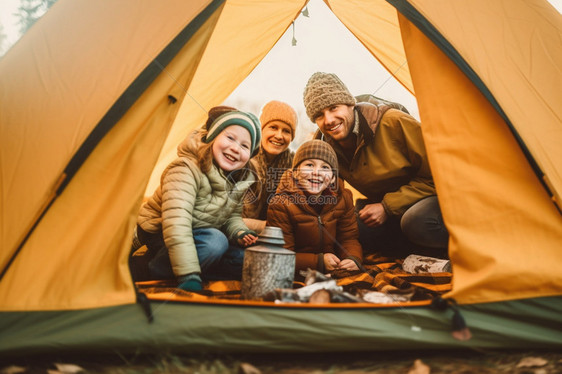 秋天森林中露营的一家人图片