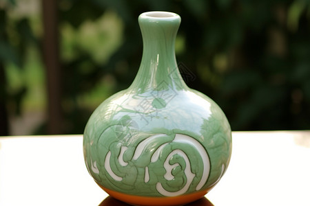 一个青色釉面的花瓶图片