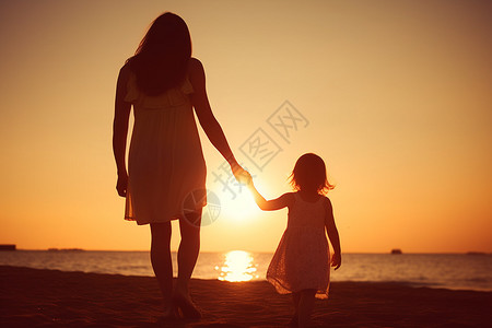 日落时海滩上的母女图片