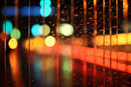 下雨天汽车玻璃的场景图片