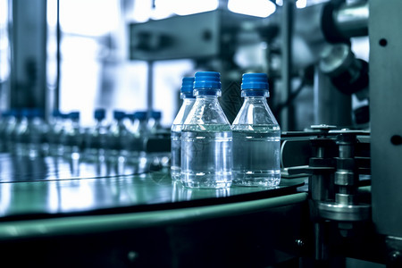 工厂瓶装水自动化生产图片