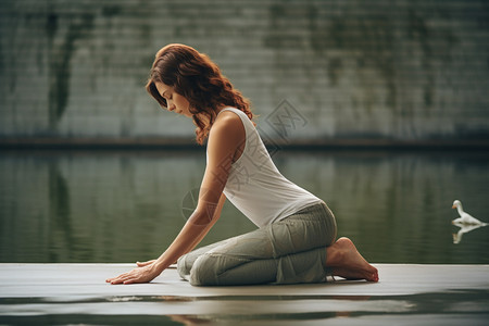 女子在别墅水池边瑜伽冥想图片