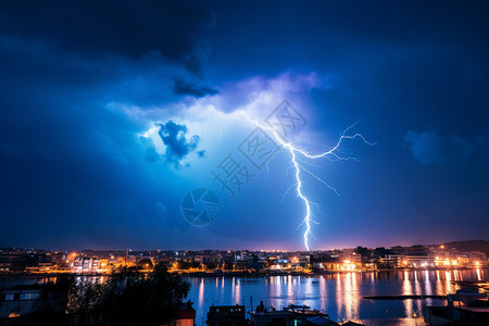 夜晚的自然雷电图片