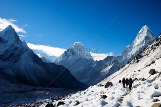 徒步登山的人图片