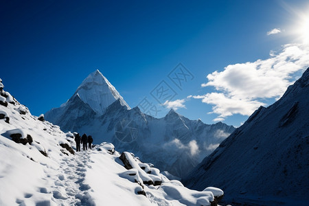 远处的雪山山峰图片