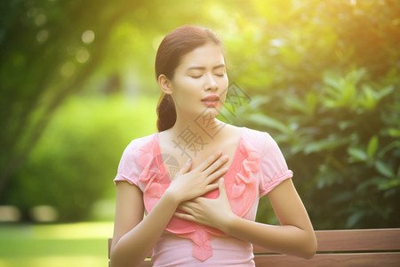 花园内不舒服的女人图片