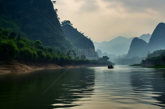 夏季山间的自然景观图片