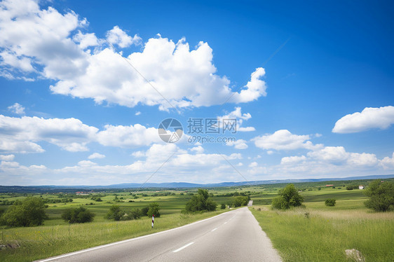 田野中的交通公路图片