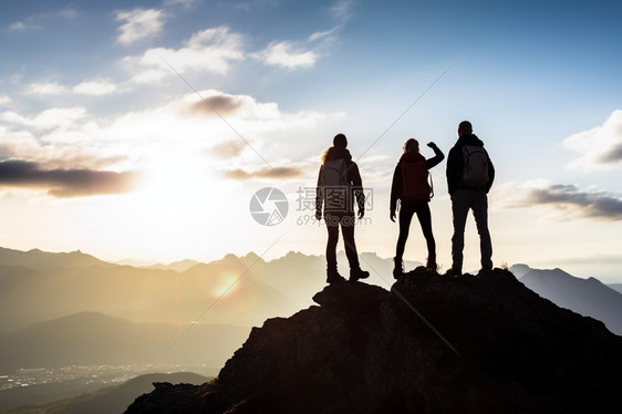 冒险团队夫妇登山图片