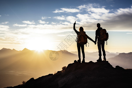 冒险团队夫妇攀登登山图片