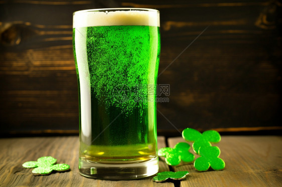 绿色的啤酒图片