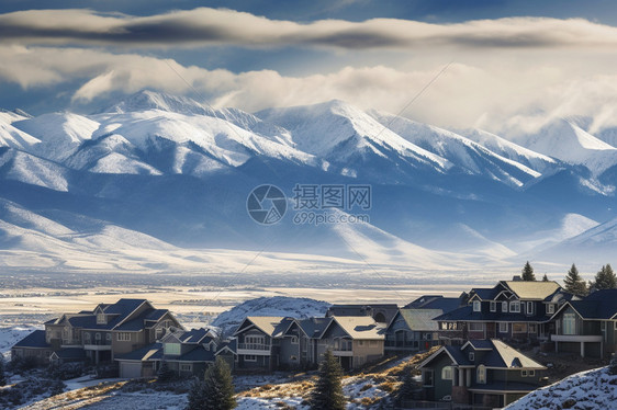 雪山山脉下的城镇建筑图片