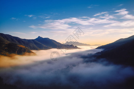 夏季日出山间的云海景观图片