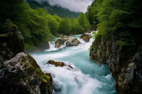 河中流淌的水图片