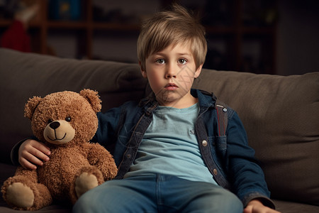 可爱卡通熊玩具孤独可爱孩子在沙发看电视背景