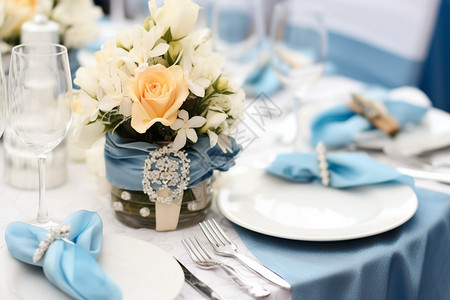 玫瑰花蓝餐桌上的玫瑰花背景