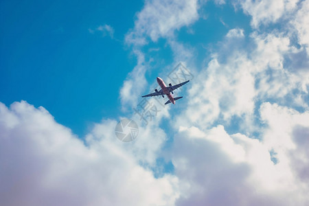 天空中的航空飞机图片