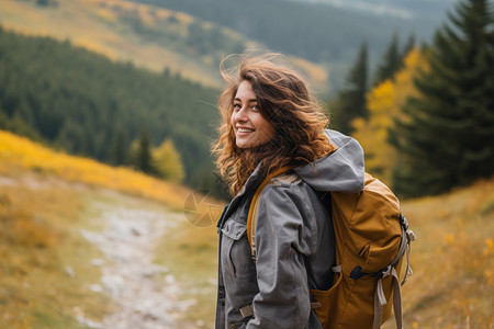 徒步旅行的女性图片