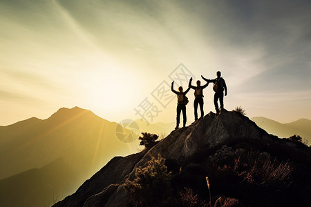 爬山山顶的登山者图片