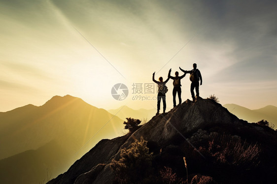 爬山山顶的登山者图片