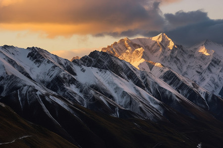 美丽的雪山山顶图片