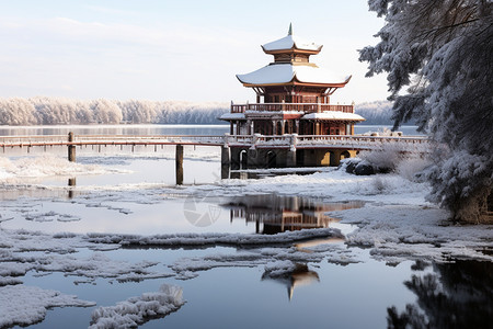 冬天的一个被雪覆盖的湖中凉亭图片