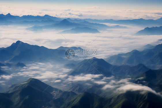 云雾缭绕的山脉图片