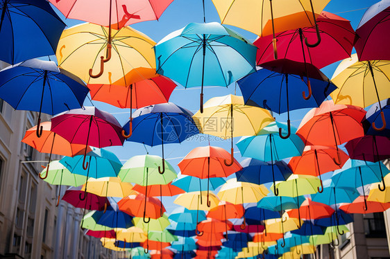 城市上空的多色伞图片