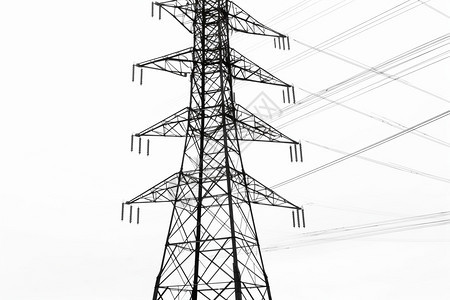 白色背景上的高压电塔图片