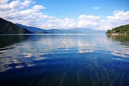 波浪平静的湖面图片