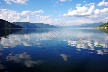 风景秀美的湖面背景图片