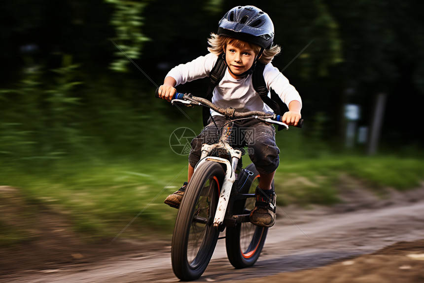 戴头盔骑车的小男孩图片