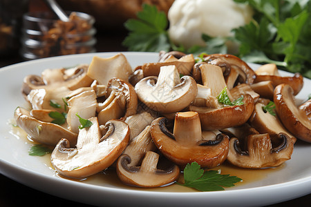 盘子中的清炒蘑菇图片