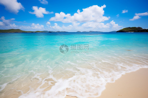 热带清澈蔚蓝的海水图片