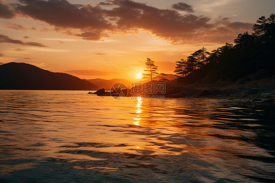 夕阳下平静的海面图片